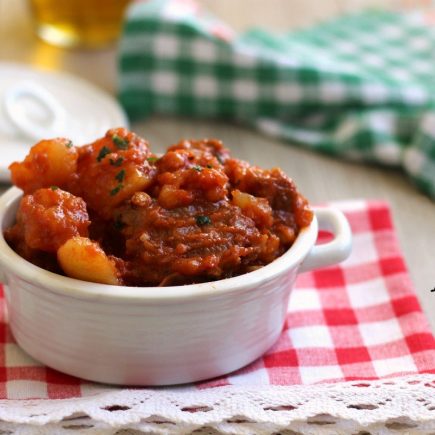 SPEZZATINO AL SUGO CON PATATE