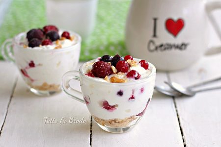 SEMIFREDDO-ALLO-YOGURT-E-FRUTTI-DI-BOSCO