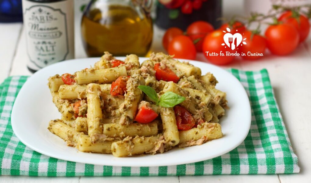 PASTA AL PESTO CON TONNO E POMODORINI