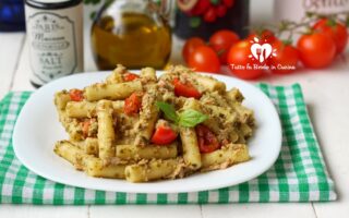 PASTA AL PESTO CON TONNO E POMODORINI