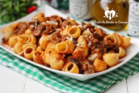 PASTA AL RAGU' DI SALSICCIA E FUNGHI