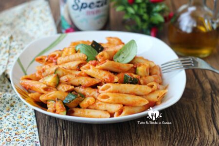 PENNE ALL'ARRABBIATA CON ZUCCHINE
